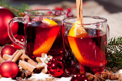 heisser aromatischer glühwein punsch mit orangen und zimt weihnachten winter advent